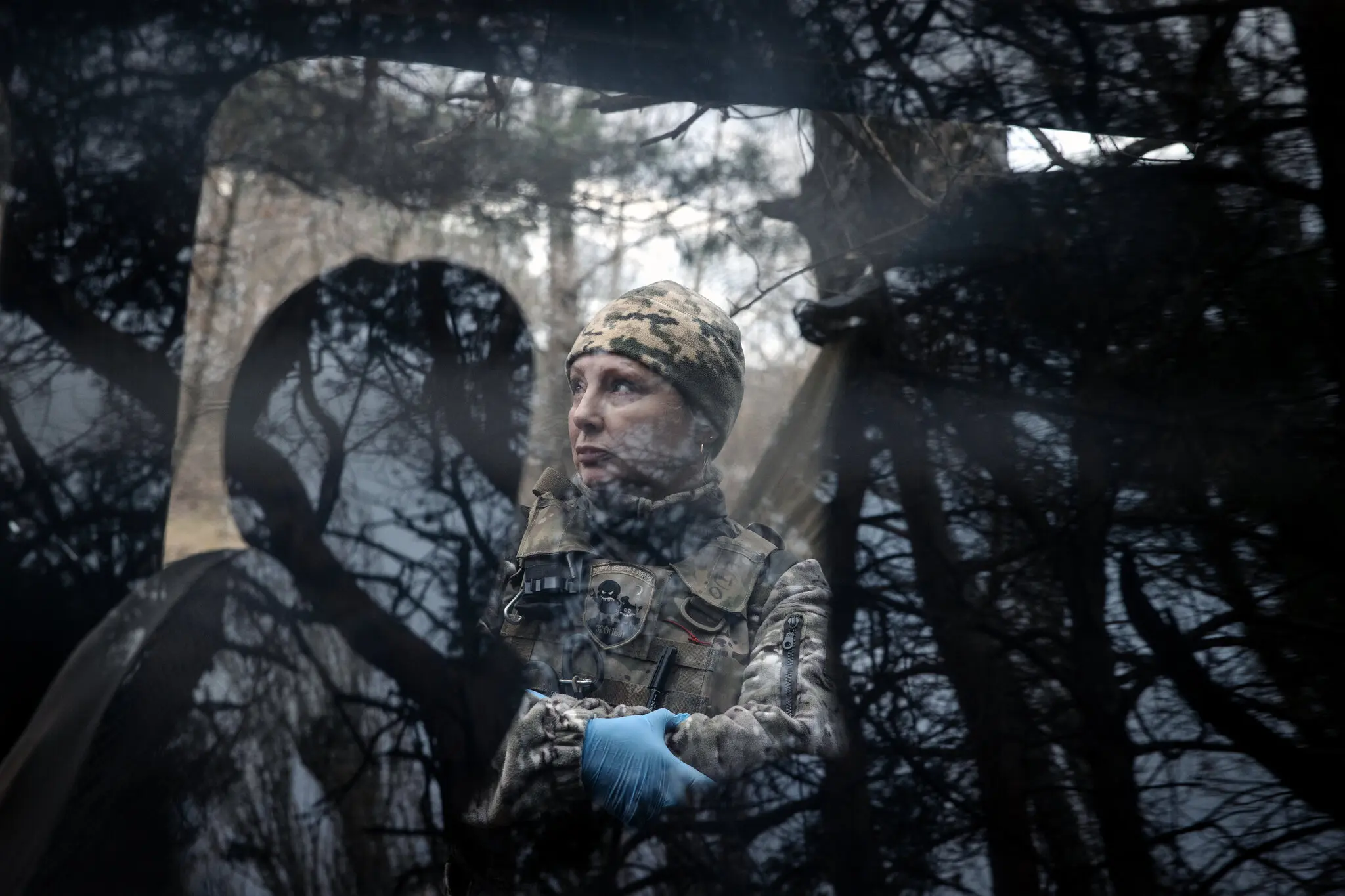 Бойовий медик чекає на тіла двох українських воїнів, які загинули поруч.